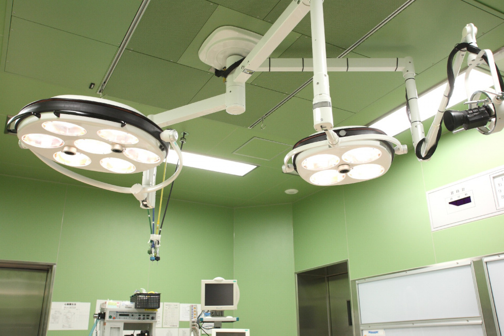 Хирургические светильники для точности и безопасности процедур